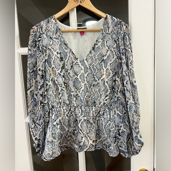 VINCE CAMUTO Snake Skin Print Balloon Sleeve Top - Size L - Picture 2 of 7